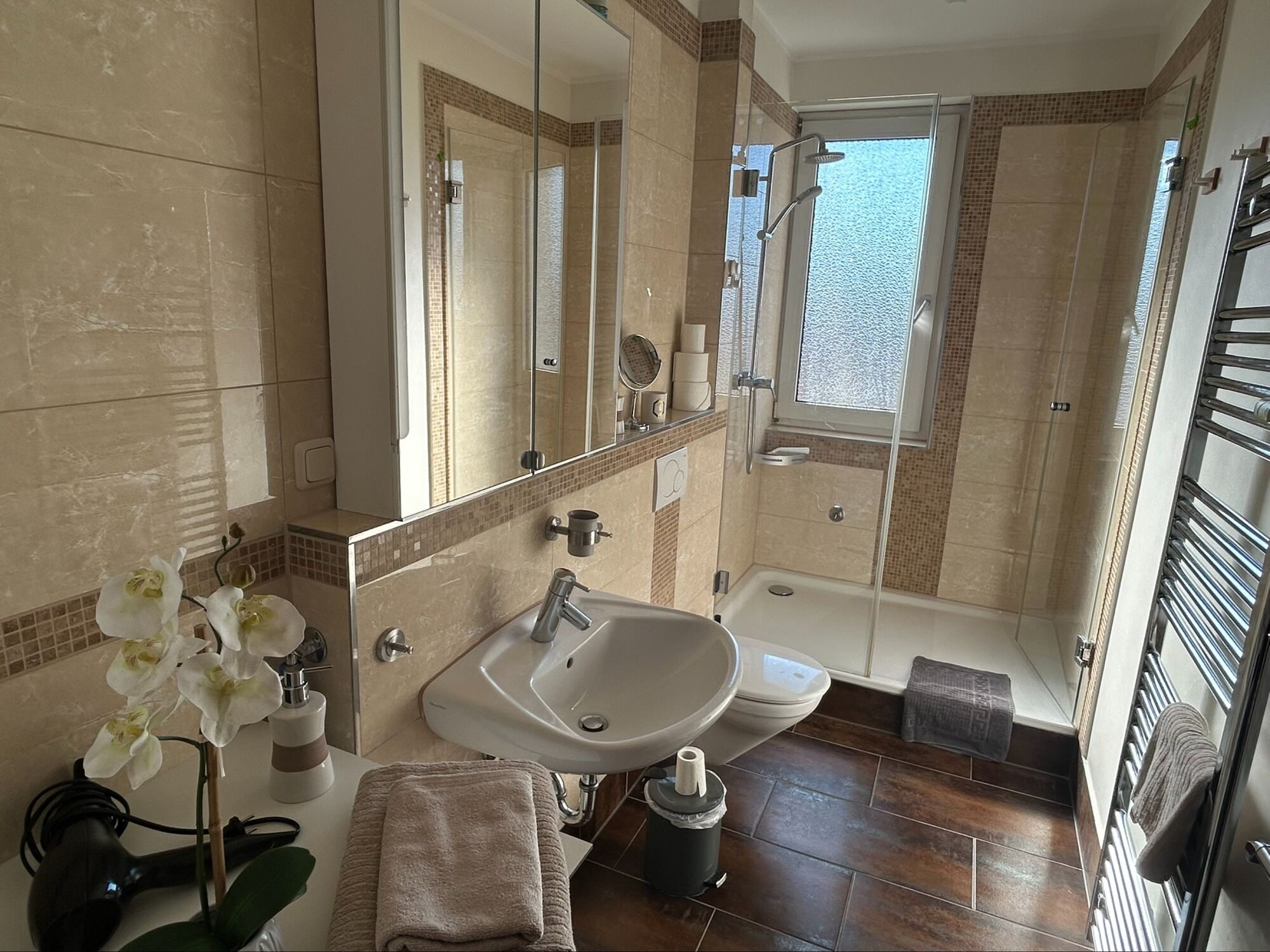 Badezimmer mit Dusche und Waschmaschine