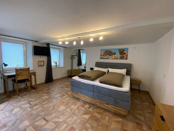 Schlafzimmer mit Doppelbett