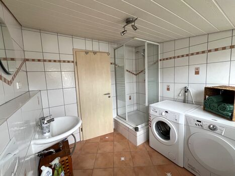 Bad mit Dusche, WC, WM und Trockner