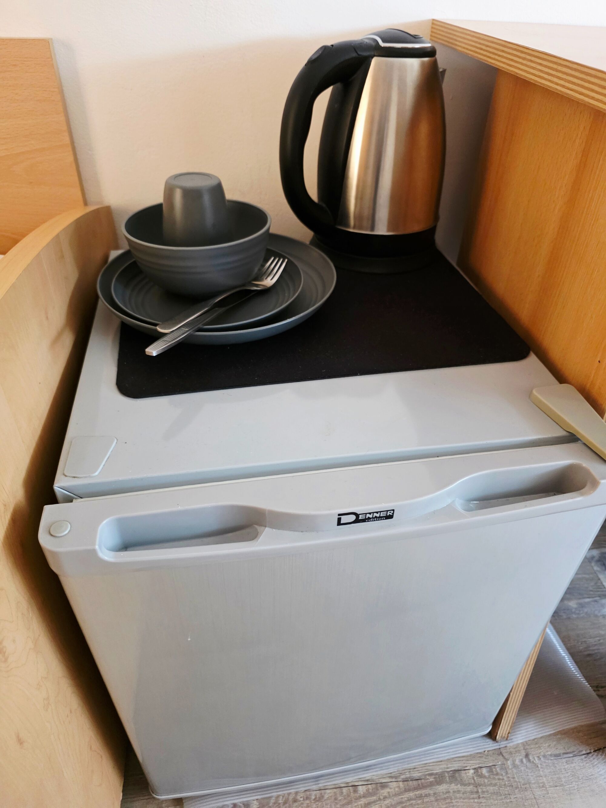 In jedem Zimmer befindet sich ein kleiner Kühlschrank Wasserkocher und Geschirr auch Tassen und Besteck stellen wir ihn gerne zur Verfügung.