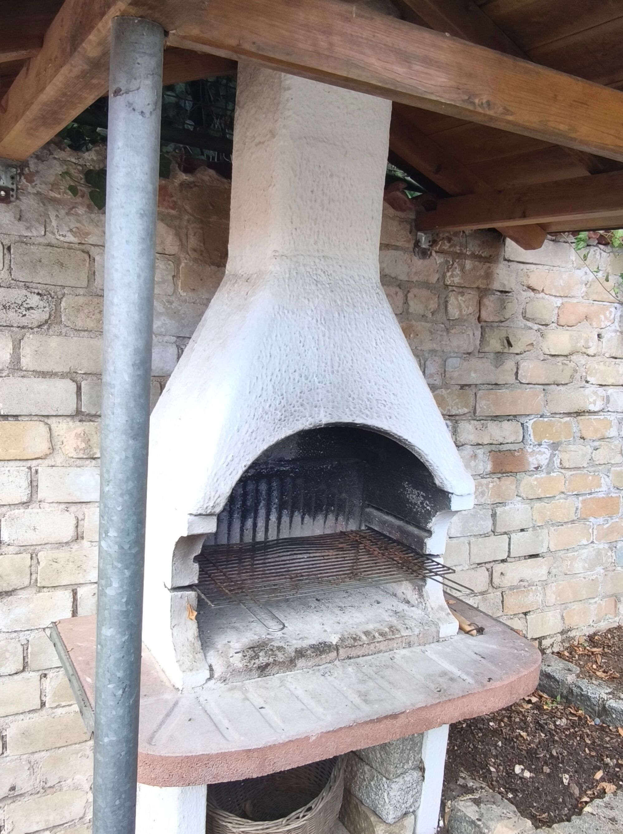 HOLZKOHLENGRILL