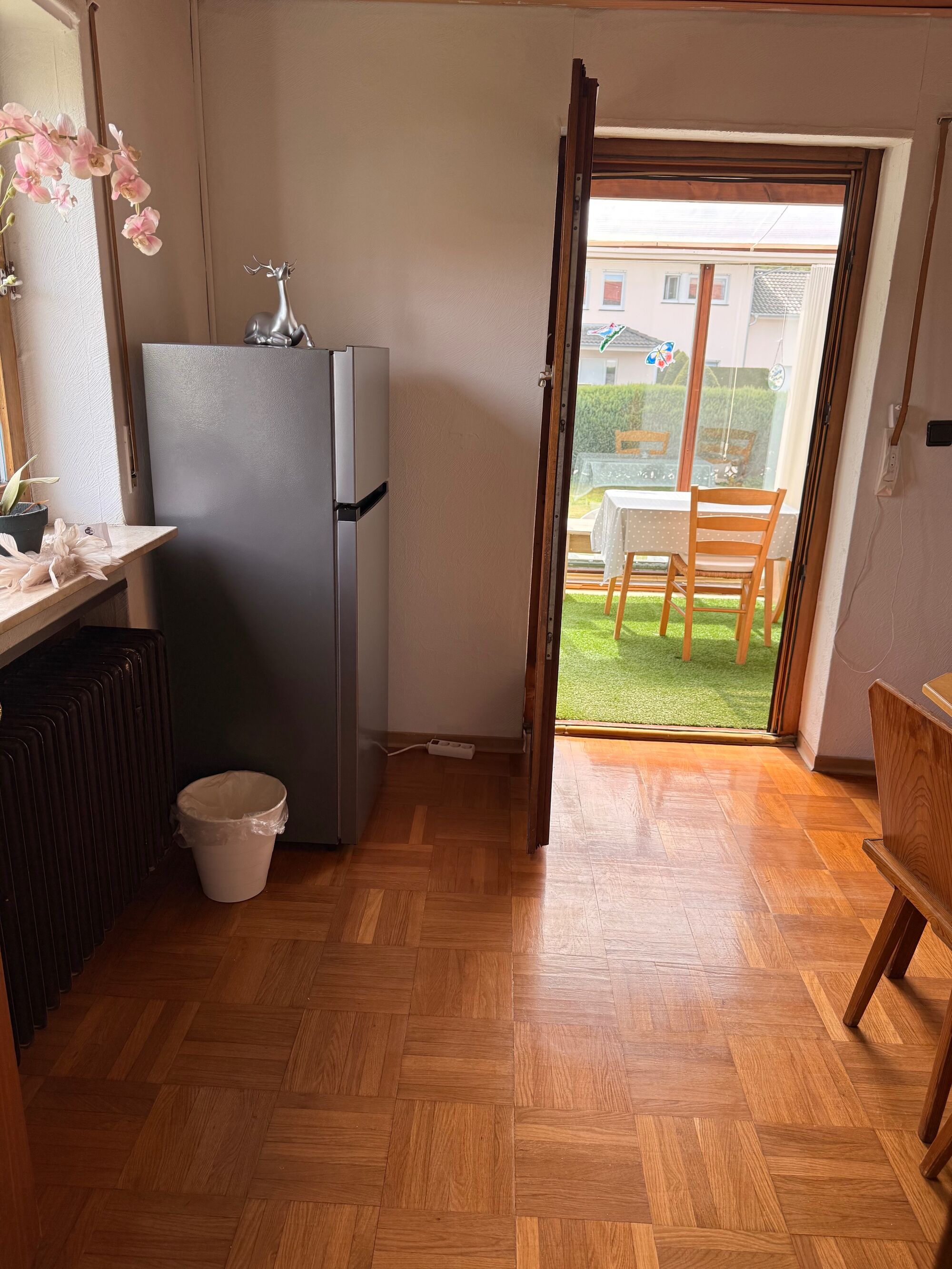 Esszimmer mit Ausblick in den Wintergarten und 2. ühlschrank