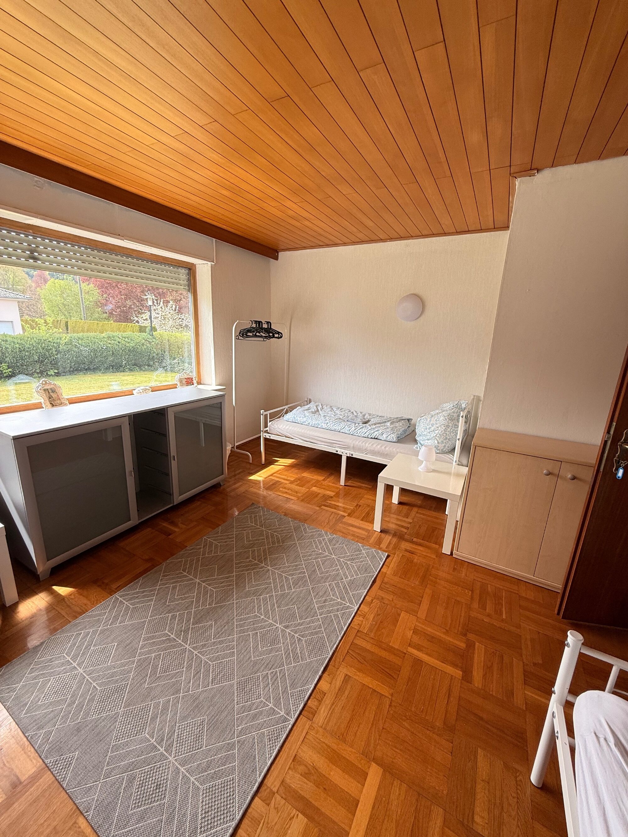 Zimmer 10 (3) Betten- 2 Kommoden und Kleiderstangen