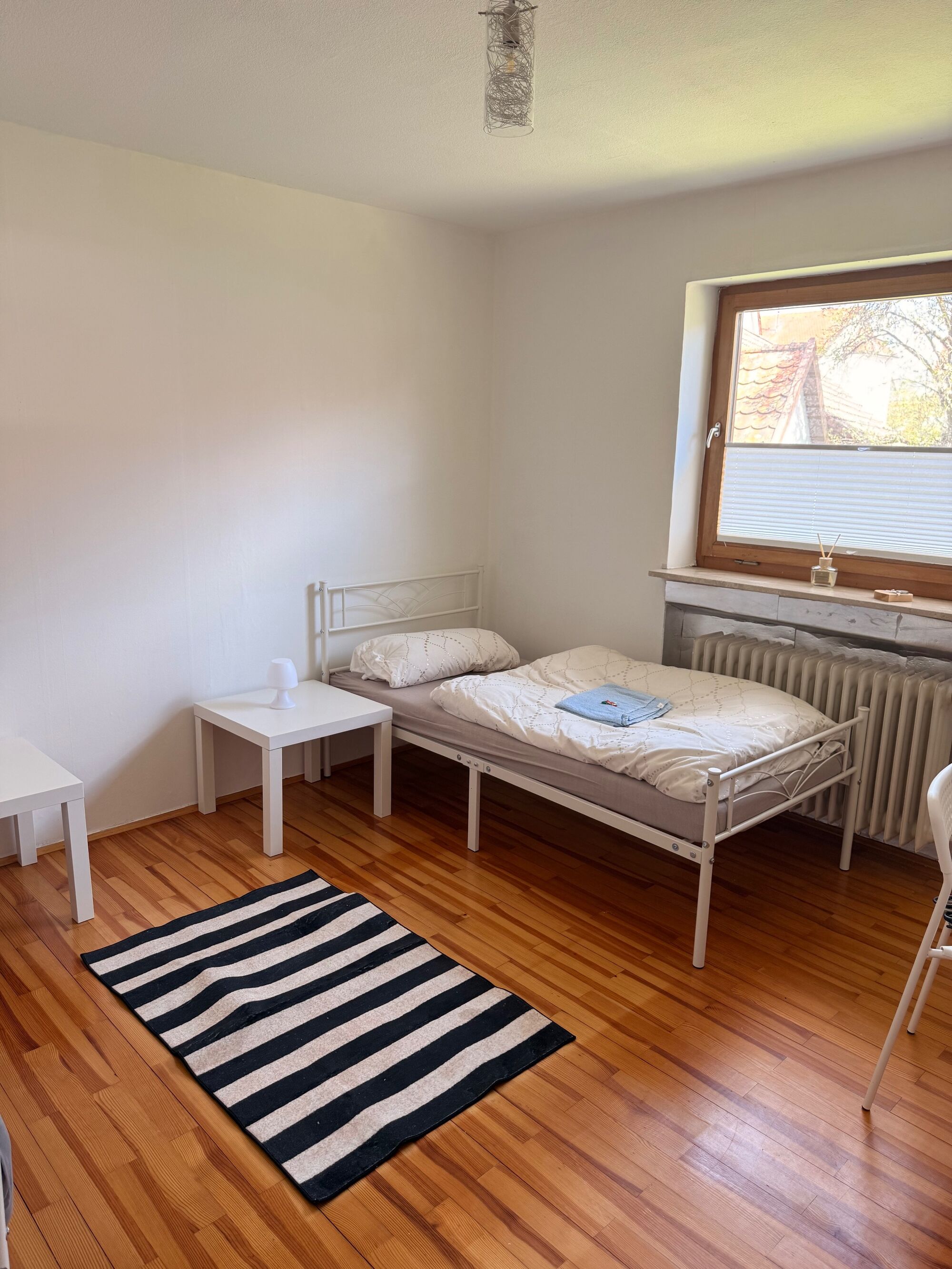 Zimmer 8 (2 Betten) - Schreibtisch, Kleiderstange und Kommode
