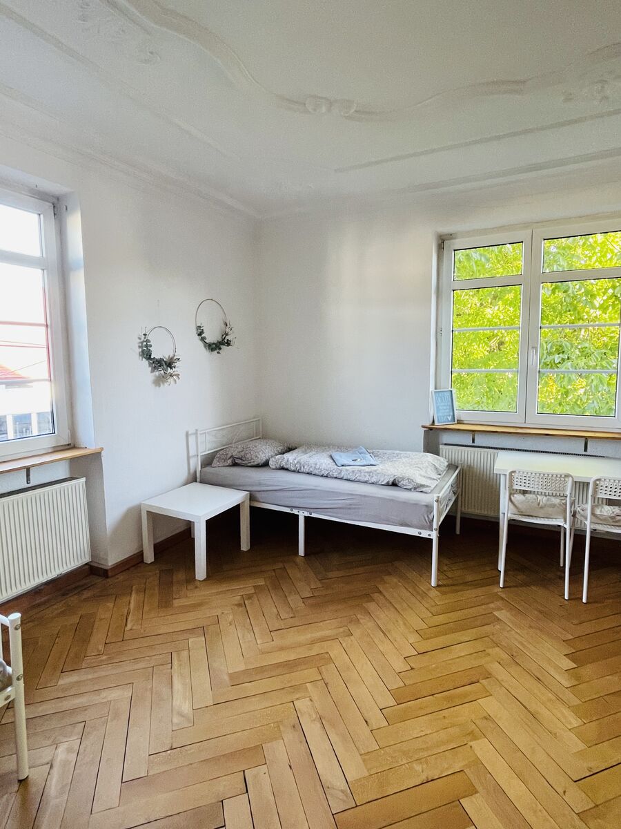 Lichtdurchflutetes 3-Bett Zimmer
