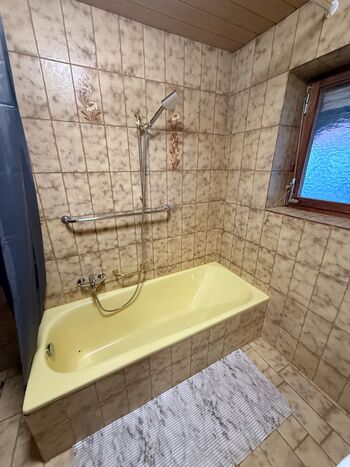 Badezimmer mit Badewanne