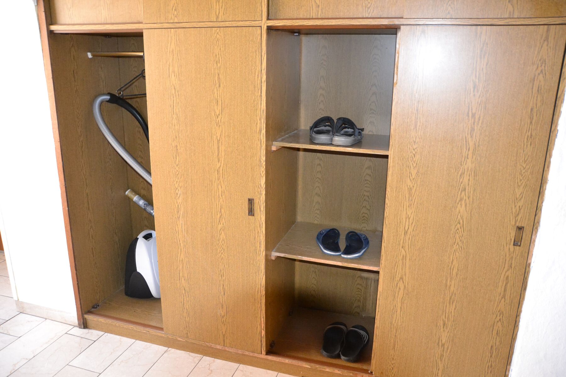 Schuhschrank im Waschraum