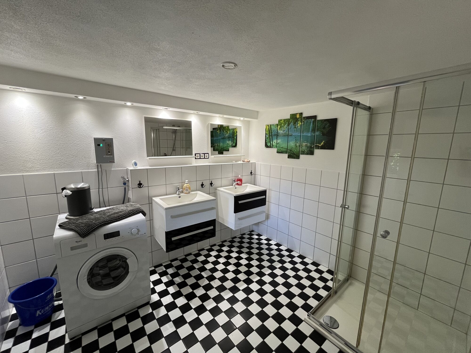 Badezimmer mit 2 Waschbecken & Waschmaschine
