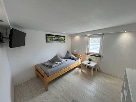 2 Einzelzimmer EG, 3-Bettzimmer und 1 Schlafcouch bis 6 Personen