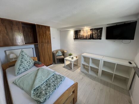 2 Einzelzimmer EG, 3-Bettzimmer und 1 Schlafcouch bis 6 Personen