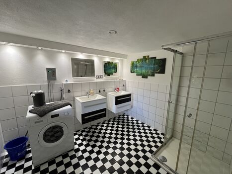 Badezimmer mit 2 Waschbecken & Waschmaschine