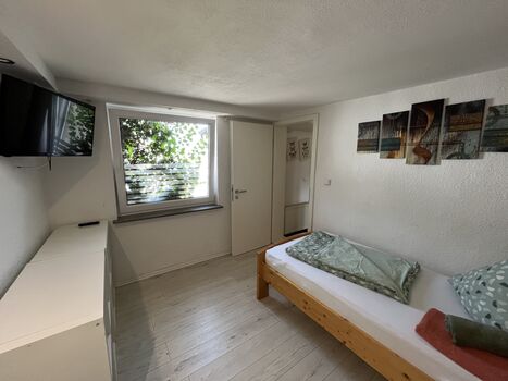 2 Einzelzimmer, 3-Bettzimmer und 1 Schlafcouch bis 6 Personen