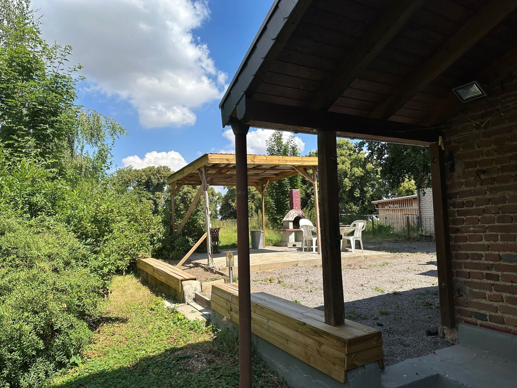 Garten mit überdachtem Grillplatz