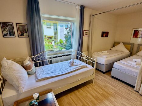 Kleines Apartment (01) mit 3 Einzelbetten, Kitchenette und Badezimmer
