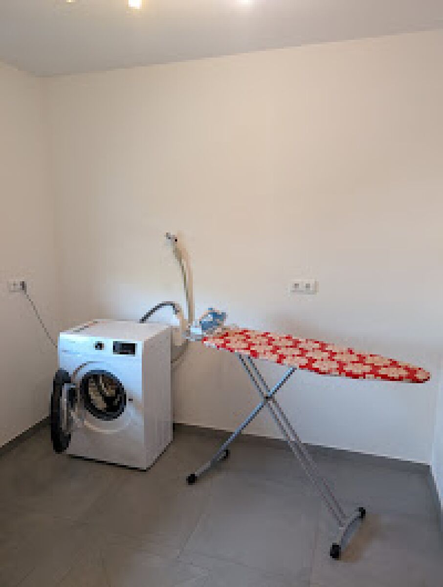 Waschmaschine und Bügelzimmer