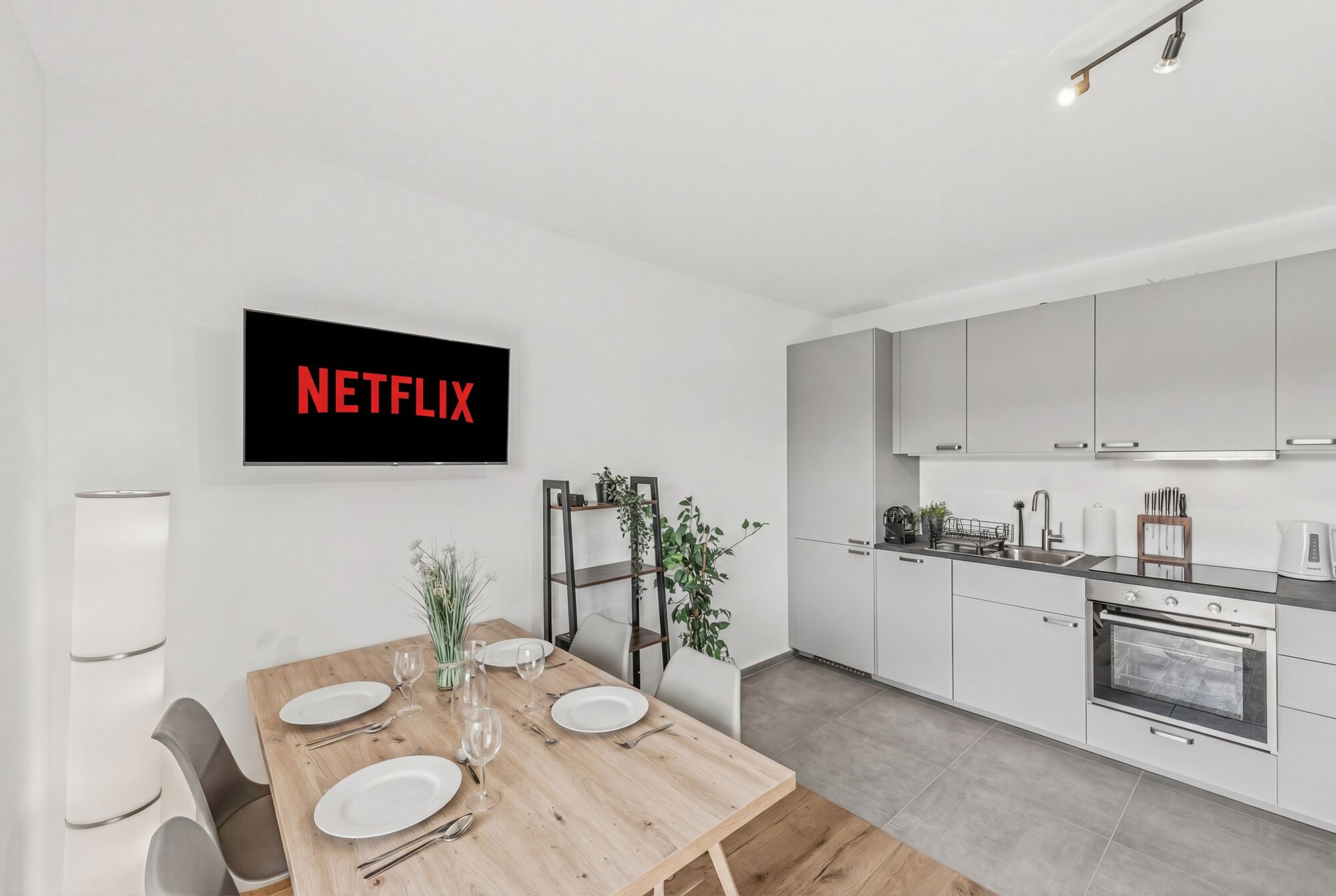Offener Wohnbereich mit Netflix, Esstisch & Küche – alles auf einer Ebene