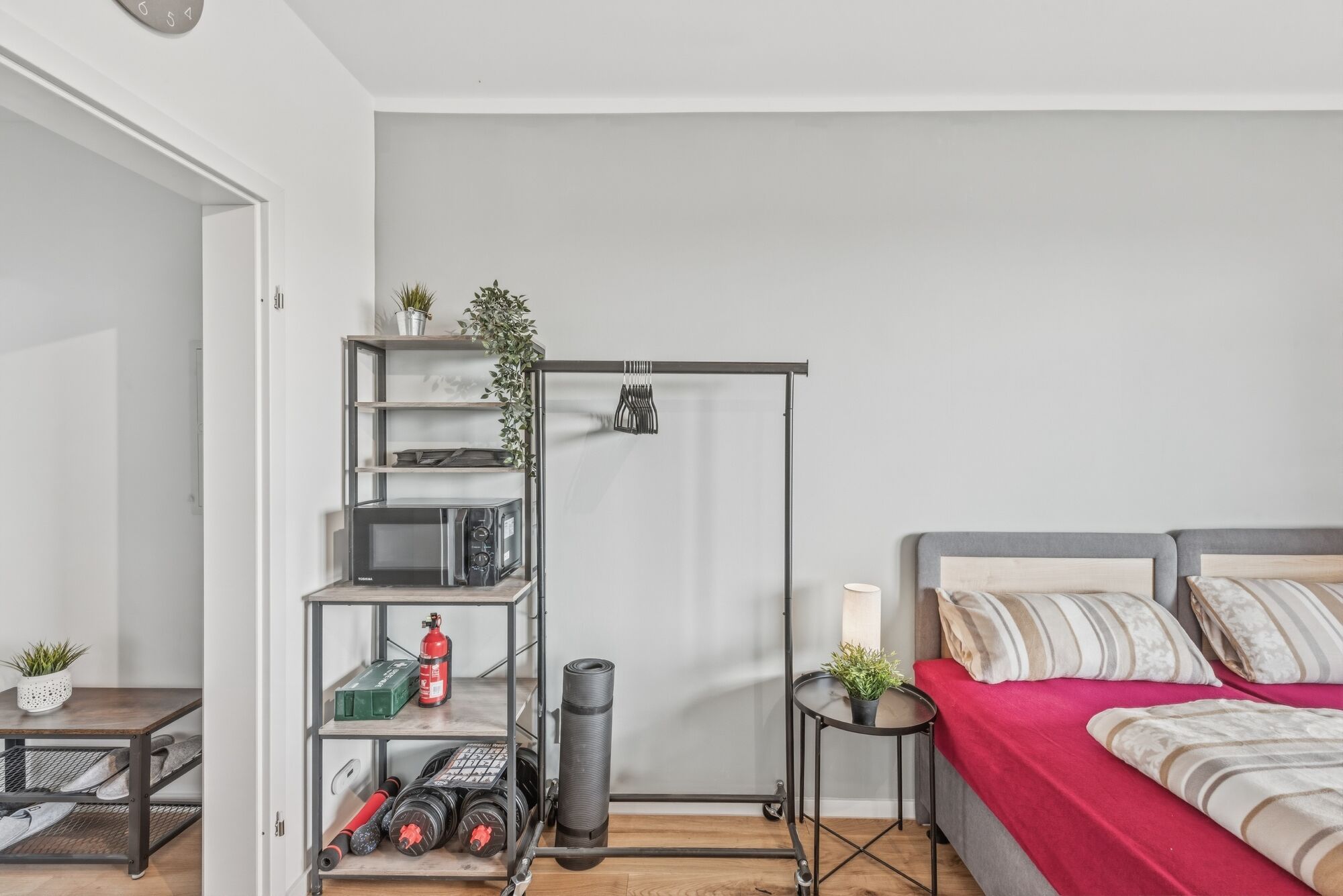 Praktisches Regal & Bett – kompakt und funktional eingerichtet