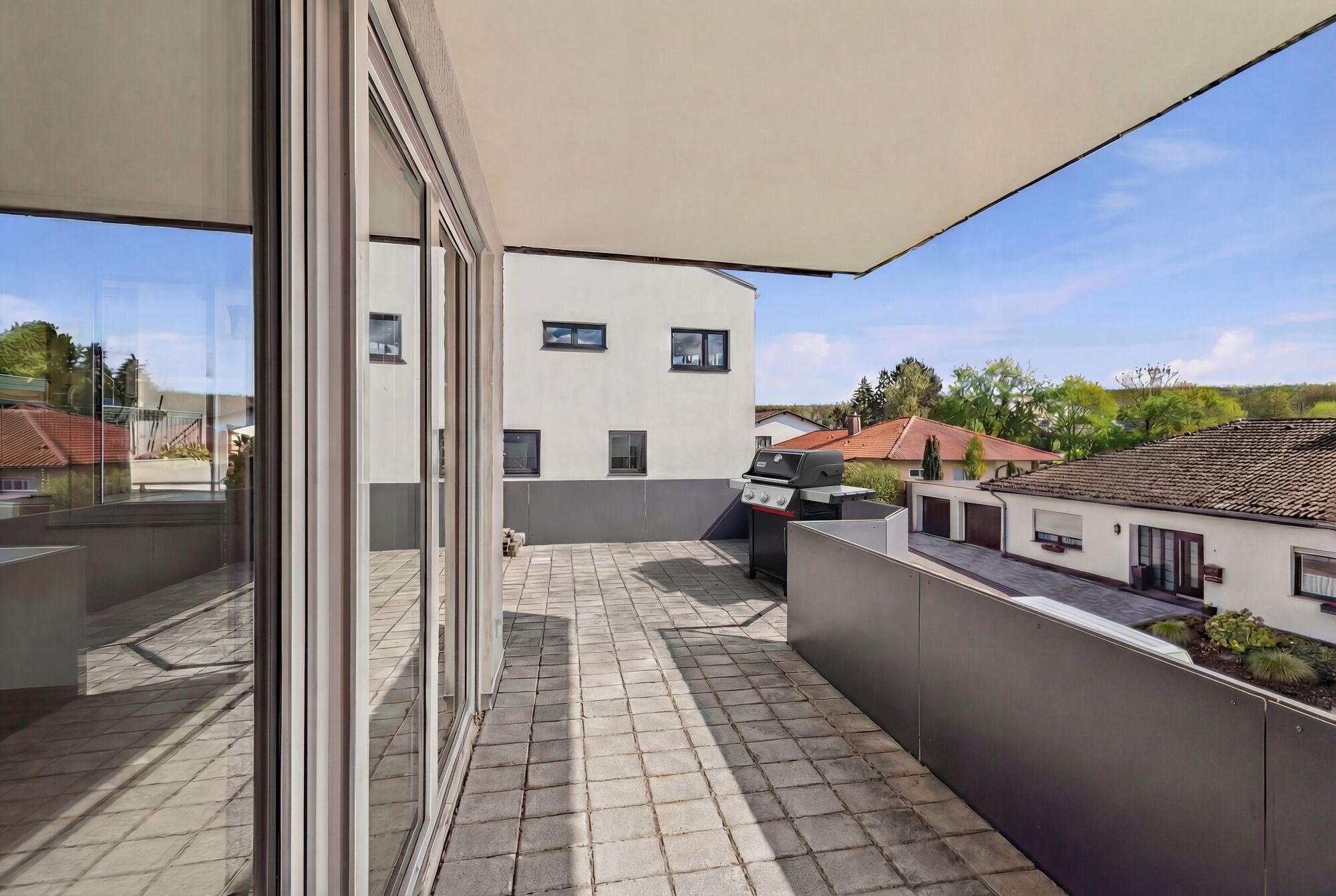 Terrasse mit Ausblick ins Grüne – Ruhe & Erholung nach dem Einsatz