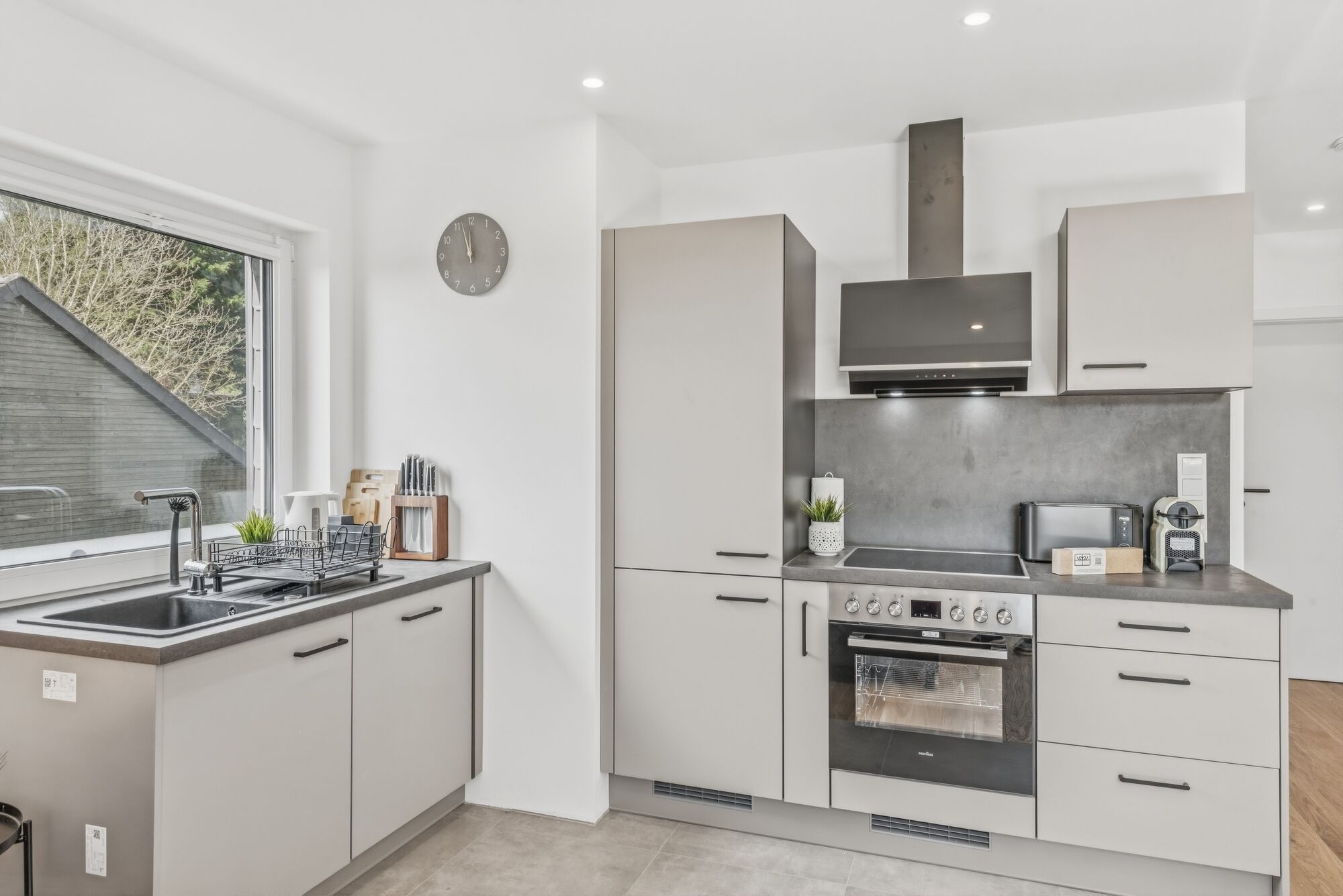 Moderne Einbauküche – Herd, Backofen, Kühlschrank & Dunstabzug inklusive