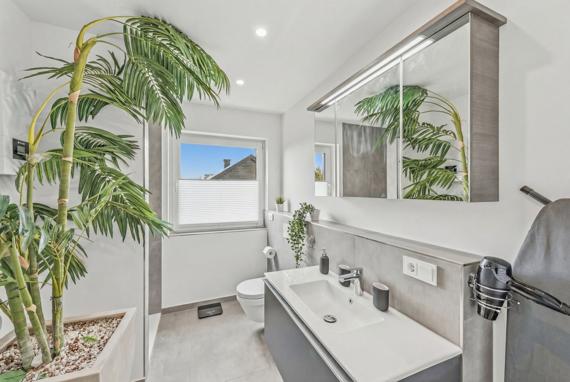 Badezimmer mit Dusche – Vollausstattung für längere Aufenthalte