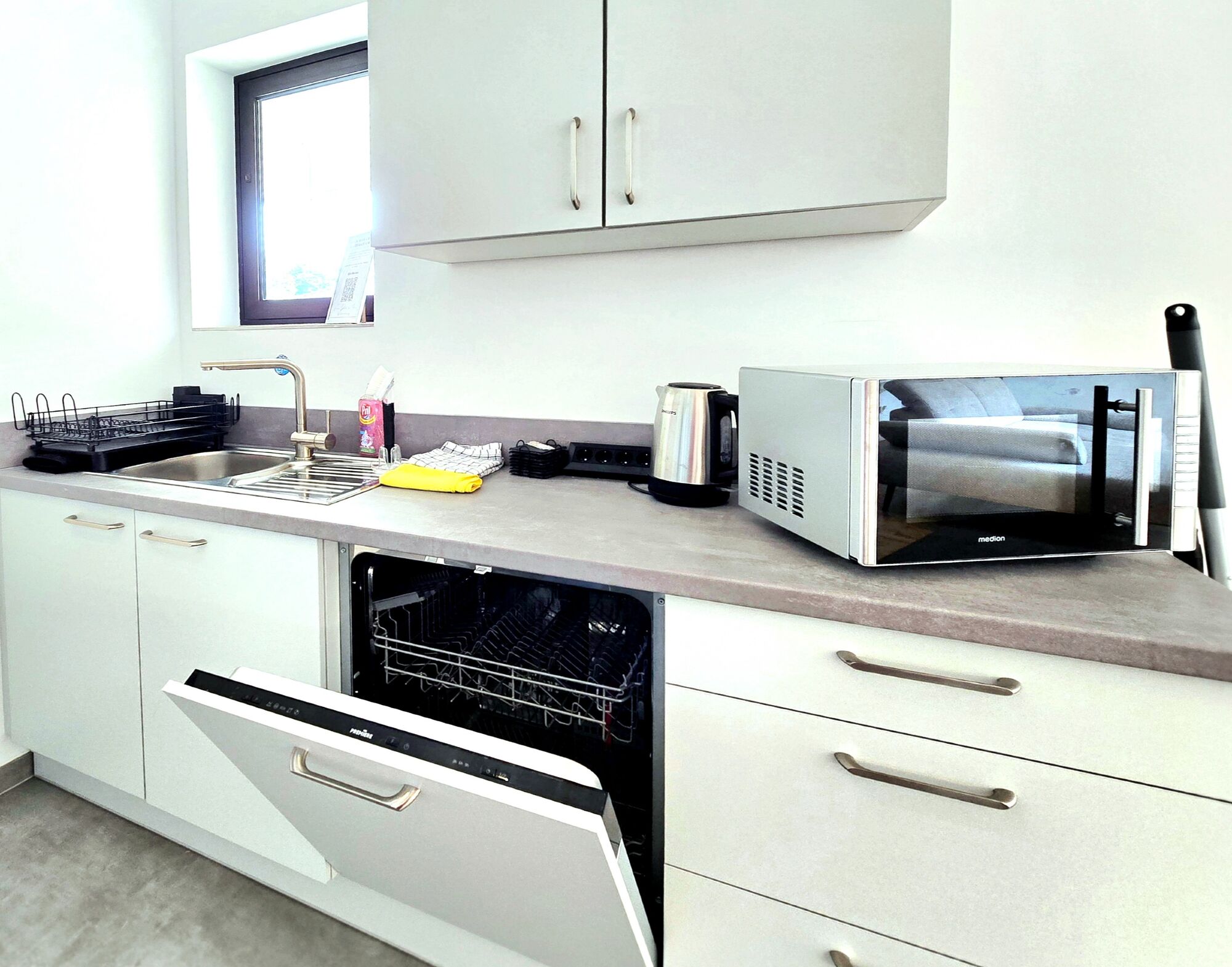 Küchenzeile mit Mikrowelle, Wasserkocher & Küchengeräten – bestens ausgestattet