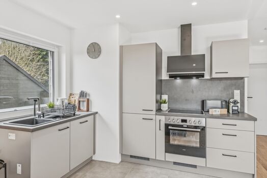 Moderne Einbauküche – Herd, Backofen, Kühlschrank & Dunstabzug inklusive