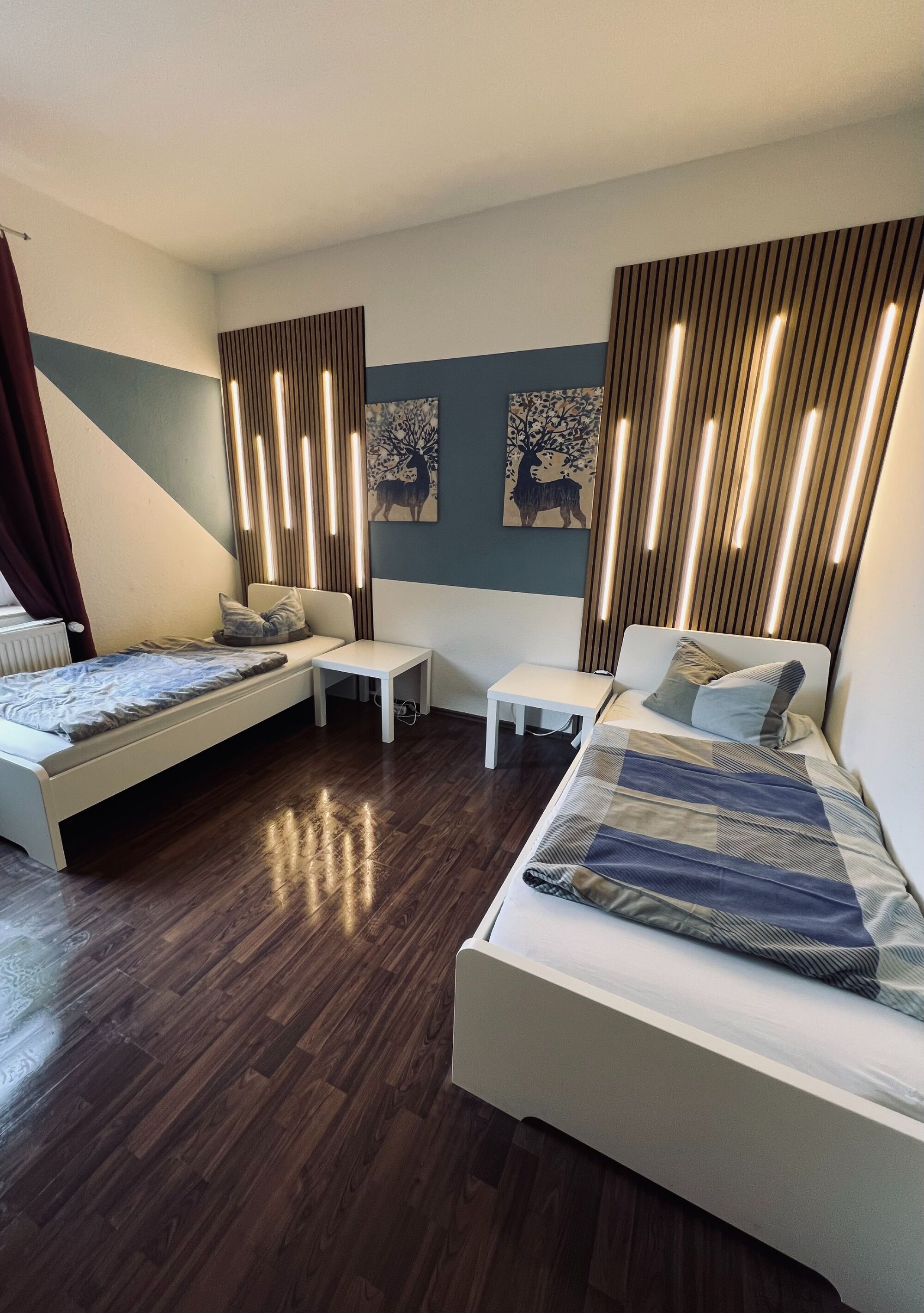 Modernes Schlafzimmer mit Einzelbetten