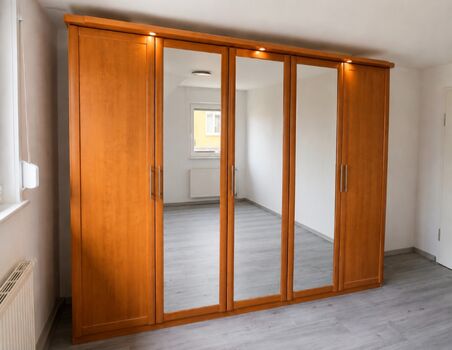 Großer Kleiderschrank