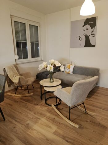 Wohnzimmer mit gemütlichen Schaukelstühlen