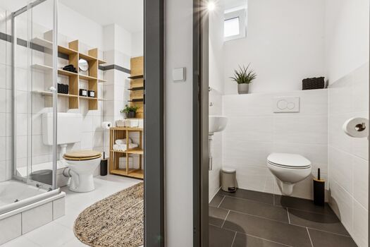 Badezimmer und ein zusätzliches separates WC