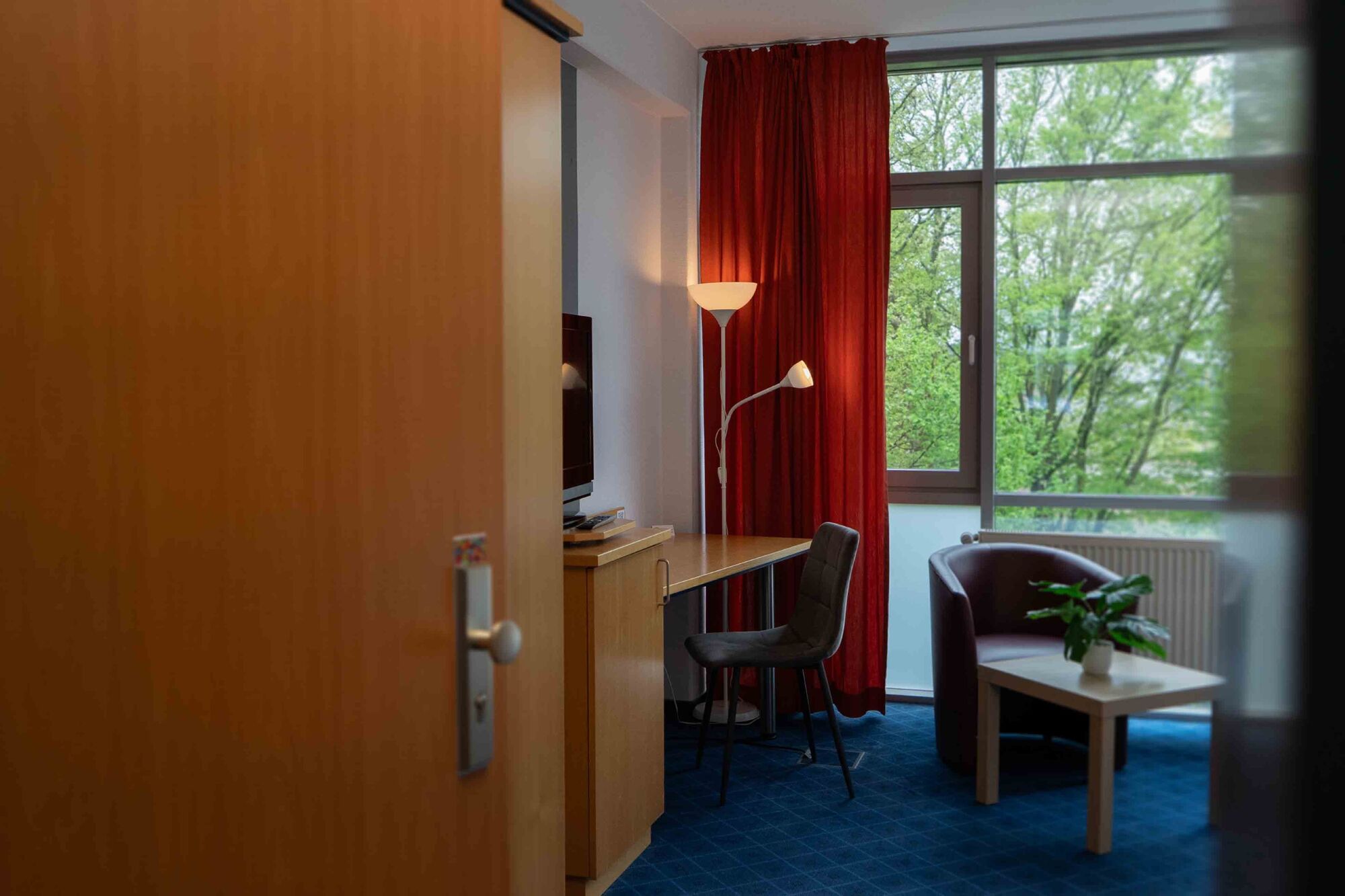 Schreibtisch & Sitzecke