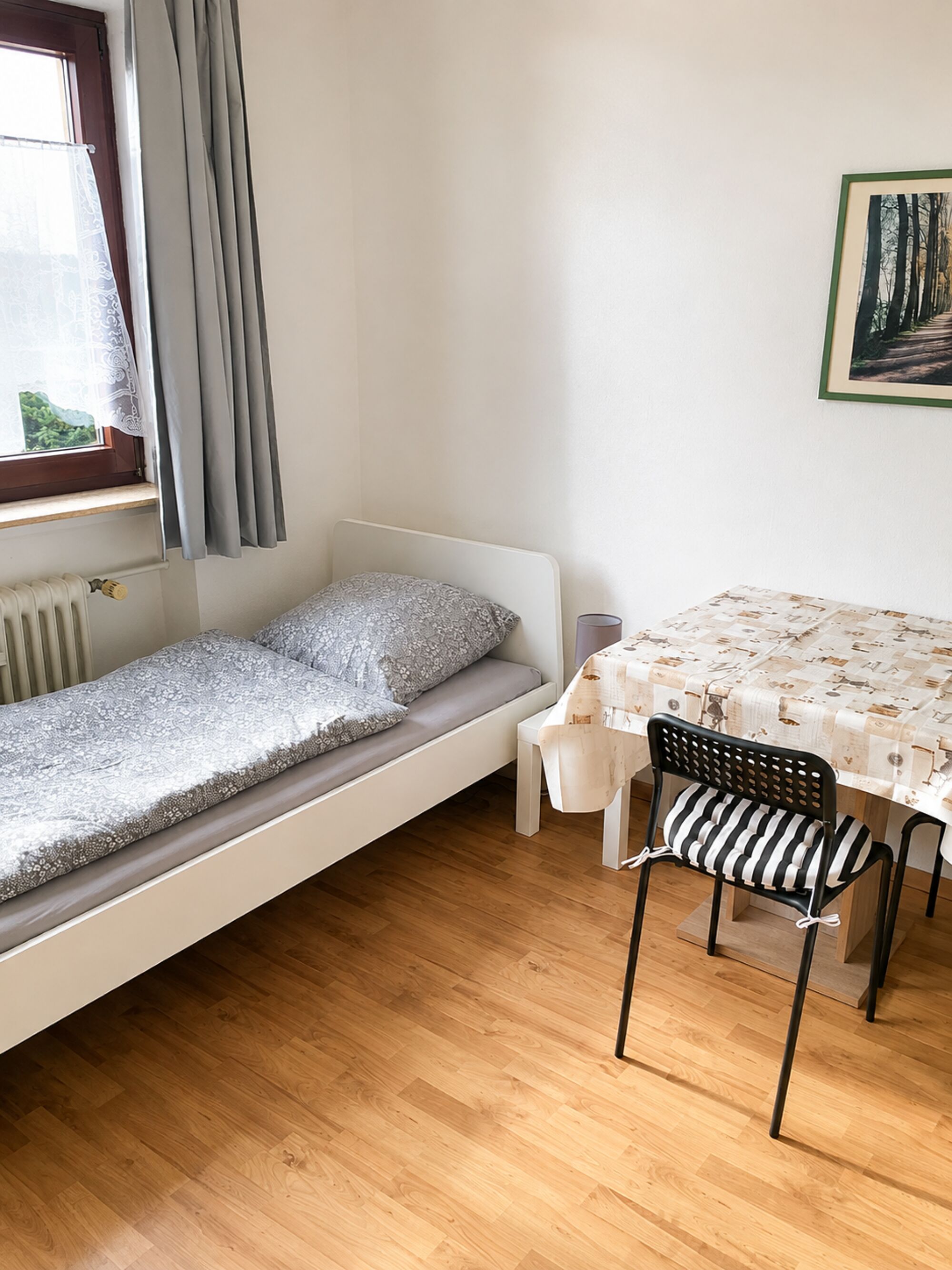 Einzelbett mit Tisch