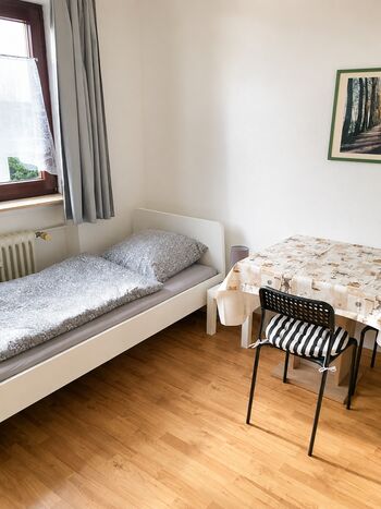Einzelbett mit Tisch