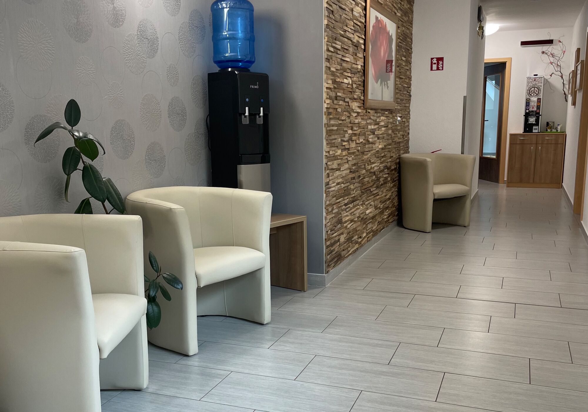 Flurbereich mit Wasserautomat und Kaffeeautomat 