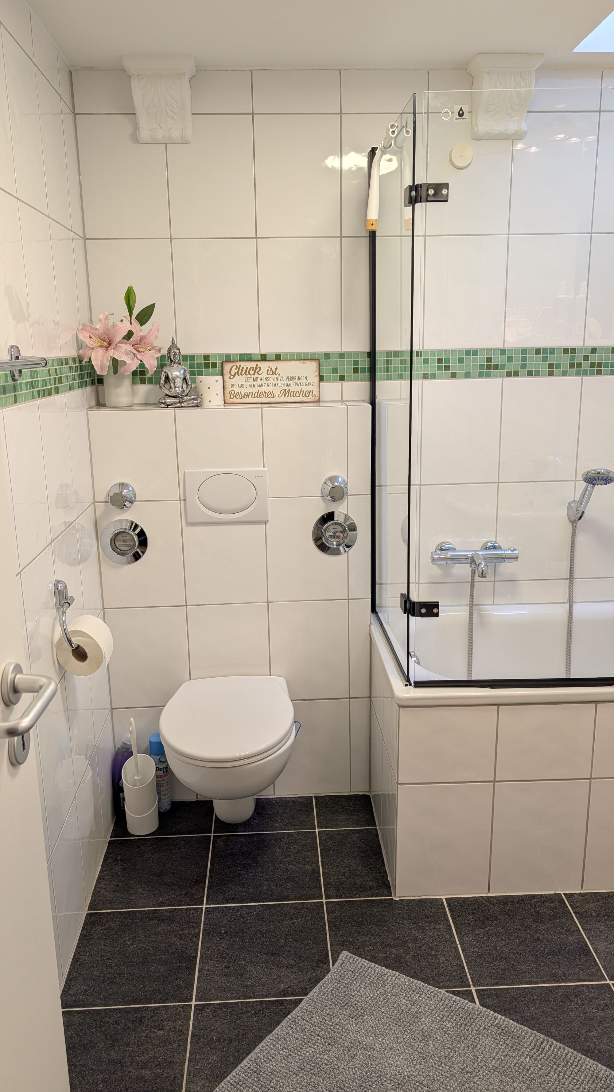 Bad mit Badewanne und Duchabtrennung