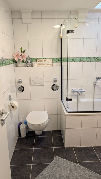 Bad mit Badewanne und Duchabtrennung