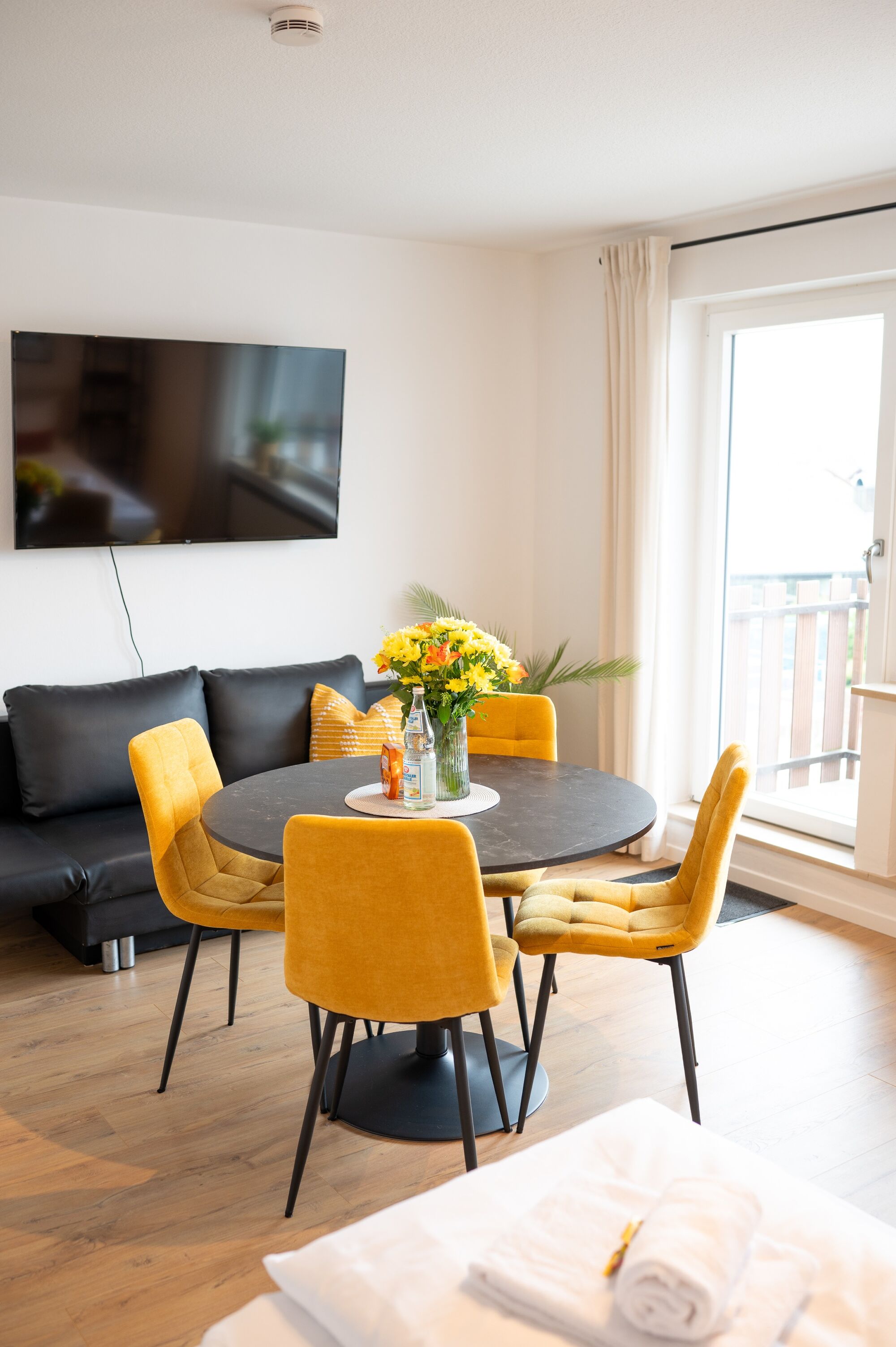 Wohnbereich mit Sitzbereich und Smart TV mit Netflix