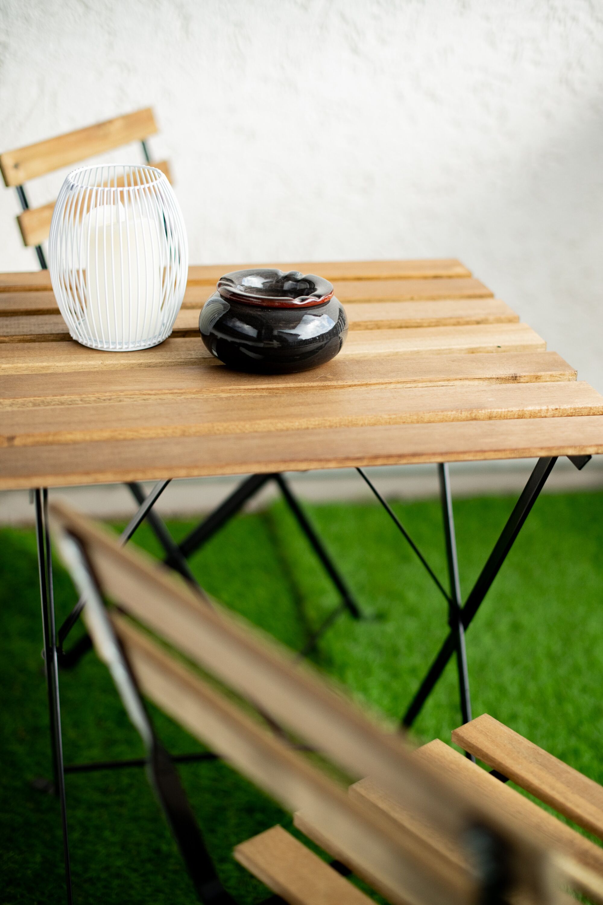 Balkon mit Sitzbereich und Aschenbecher zum rauchen