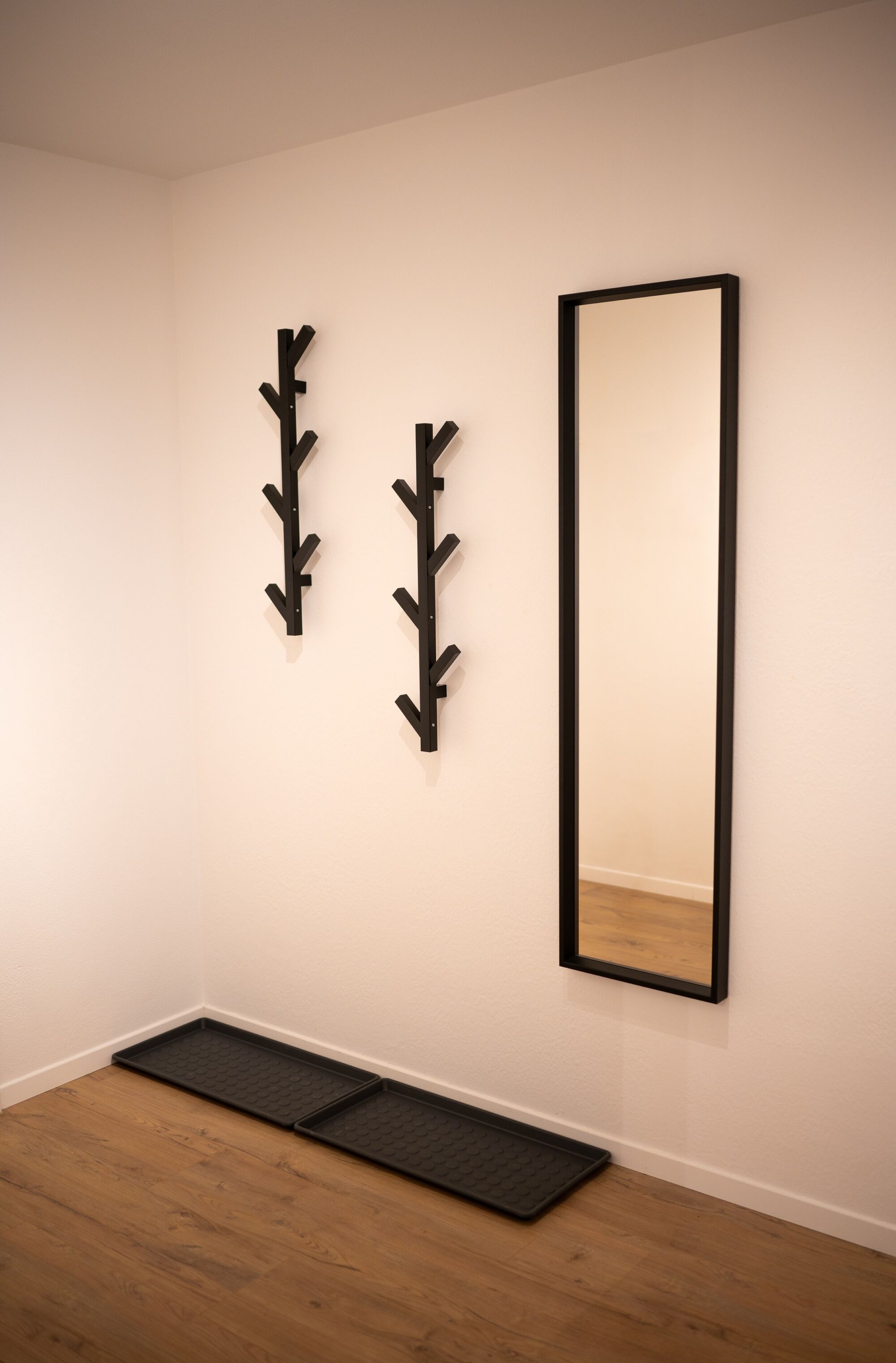 Flur und Eingangsbereich mit Schuhablage Spiegel und Garderobe