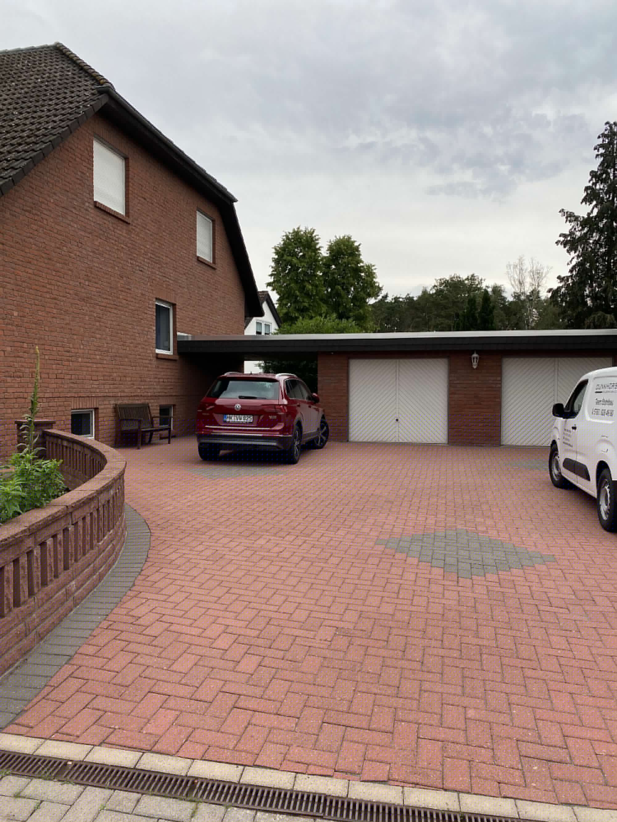 Großer kostenloser Privatparkplatz