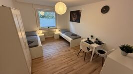 Große Wohnungen mit Balkon und Parkplatz für bis zu 16 Personen Bild 1