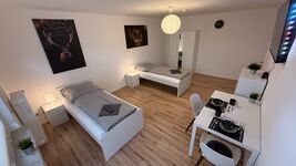 Große Wohnungen mit Balkon und Parkplatz für bis zu 16 Personen Bild 5