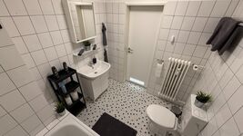 Große Wohnungen mit Balkon und Parkplatz für bis zu 16 Personen Bild 1