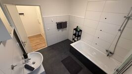 Große Wohnungen mit Balkon und Parkplatz für bis zu 16 Personen Bild 8