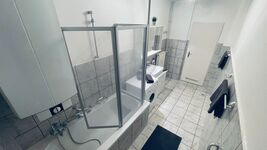 Große Wohnungen mit Balkon und Parkplatz für bis zu 16 Personen Bild 1