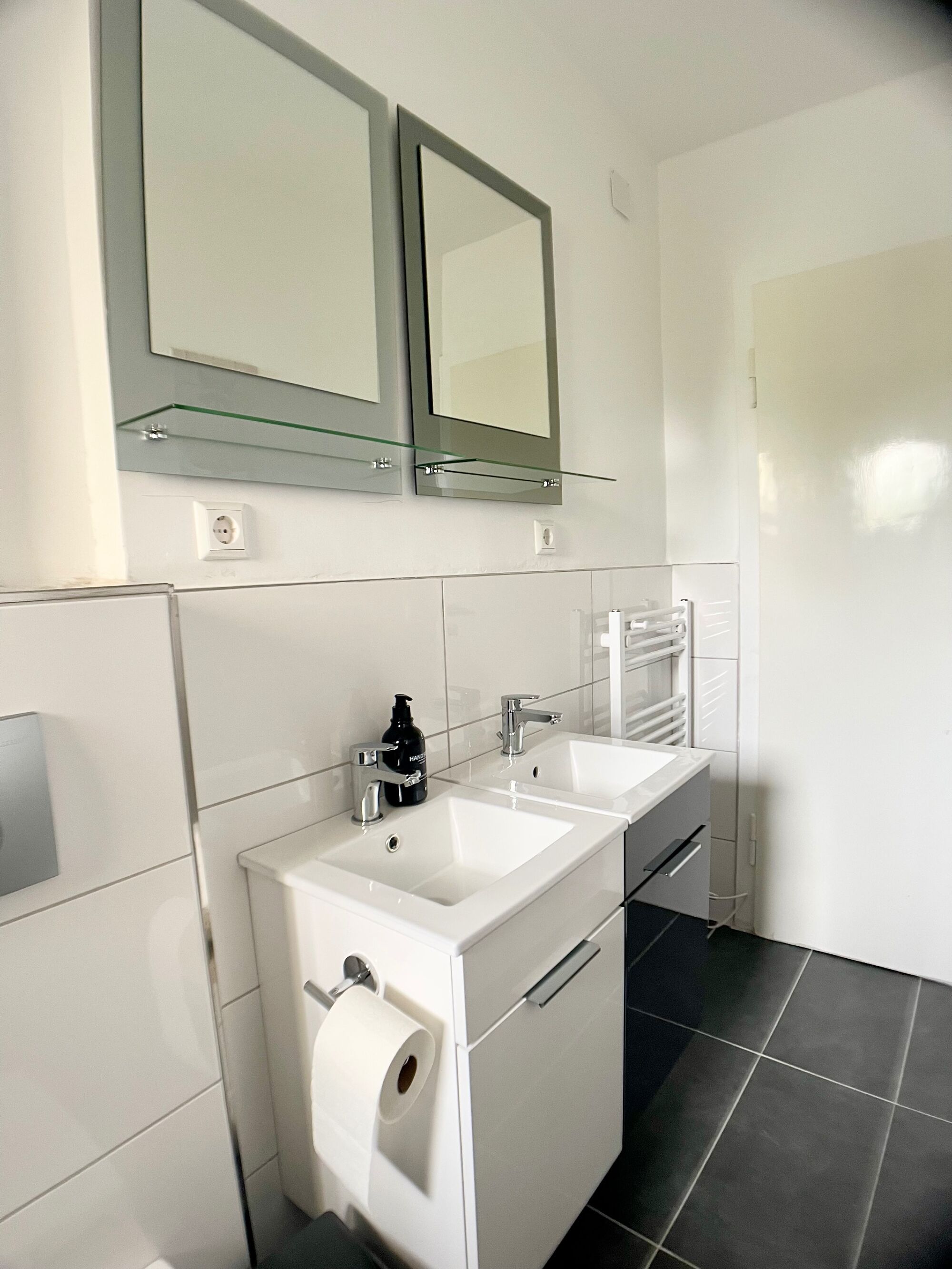 Bad mit Dusche und zwei Waschbecken