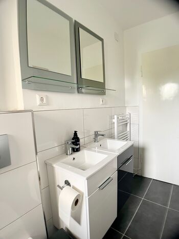 Bad mit Dusche und zwei Waschbecken