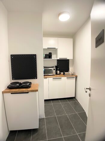 Küche mit Spülmaschine und Herdplatte