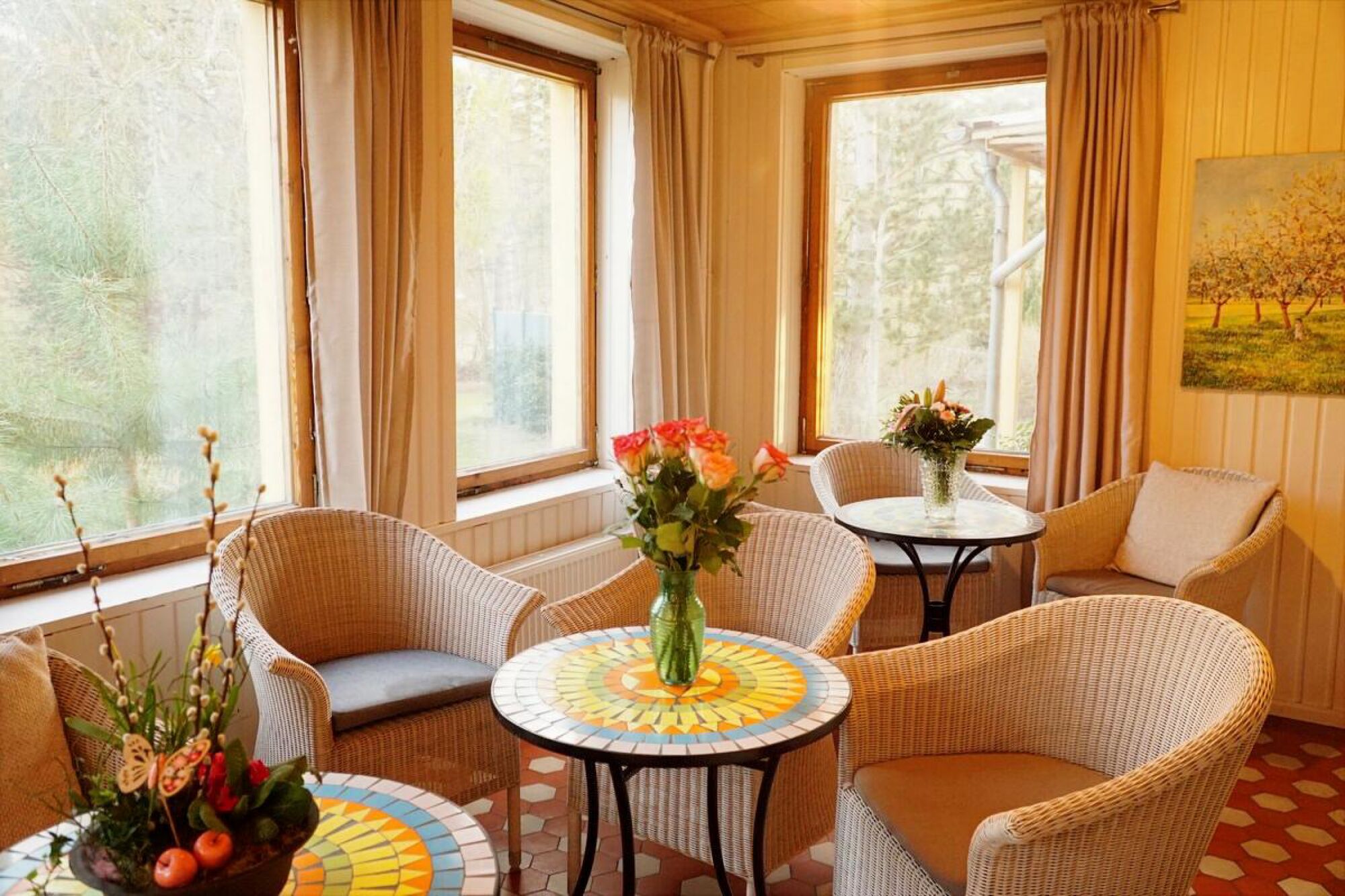 Gemeinsam Fernsehen oder einfach nur zusammensitzen im Wintergarten, während nebenan der Kamin Wärme für Stimmung sorgt