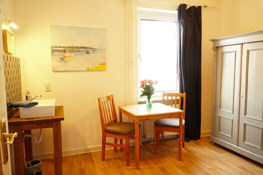 Schlafzimmer 3 - Waschbecken, Sitzecke und Schrank